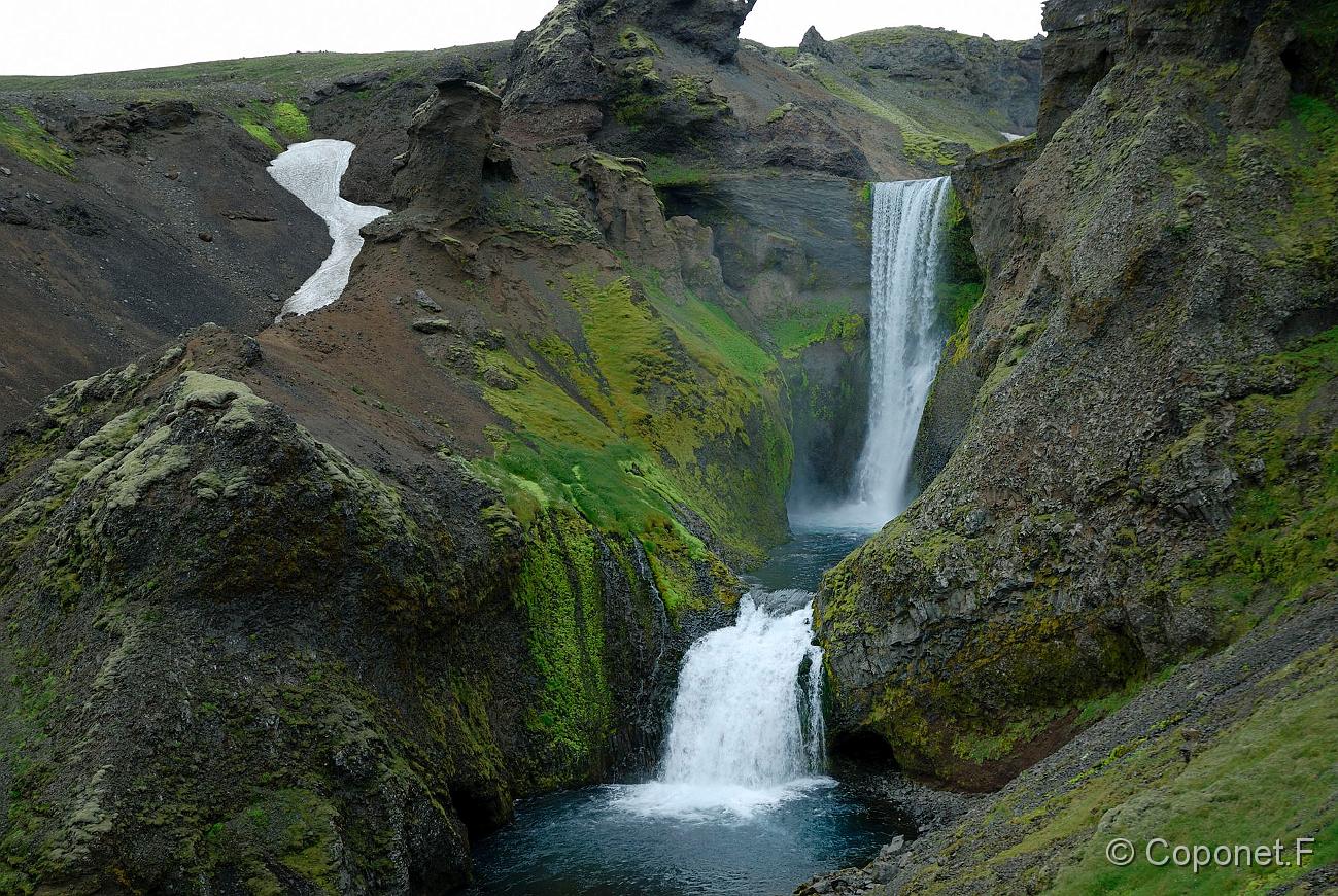 005 Islande 2009.jpg - Une des 25 cascades de la rivière Skoga en remontant le sentier Fimmvörðuháls